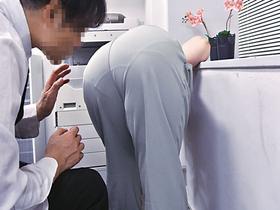 掃除婦のおばさんにわざと勃起したチ●ポを見せて「手コキだけでも・・・？」とお願いしたら、どんな結末が・・・！！？4時間 サンプル動画サムネイル